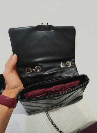 Bolso negro acolchado con cadena