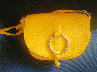 Bolso amarillo con cadena y pañuelo