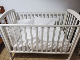 Cuna de bebé blanca