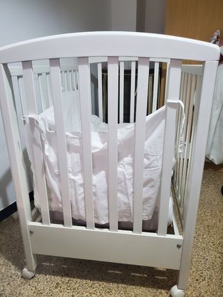 Cuna de bebé blanca