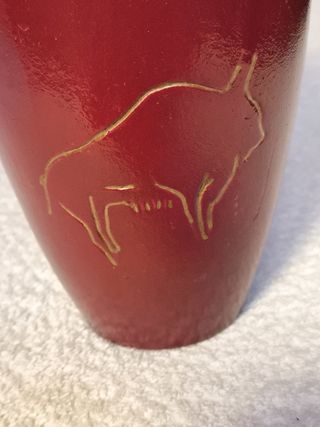 FLORERO ROJO CON MOTIVOS PREHISTÓRICOS DORADOS