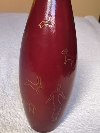 FLORERO ROJO CON MOTIVOS PREHISTÓRICOS DORADOS