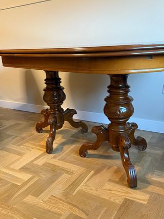 Mesa de madera con patas talladas y sillas a juego