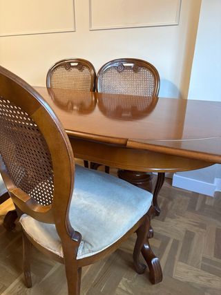 Mesa de madera con patas talladas y sillas a juego