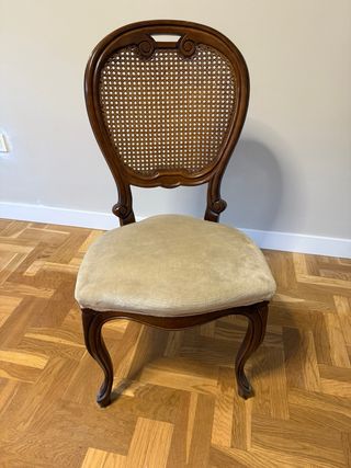 Mesa de madera con patas talladas y sillas a juego