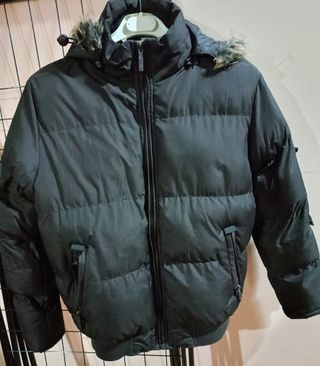 Chaqueta de plumas negra con capucha