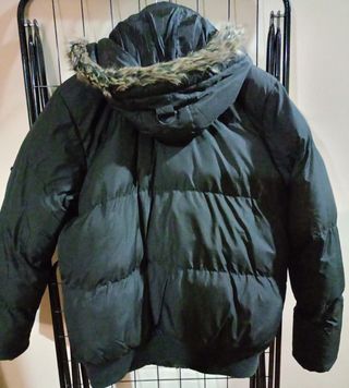 Chaqueta de plumas negra con capucha