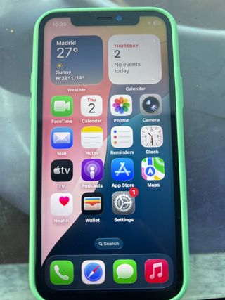 Vendo un iPhone 11 Pro de color blanco