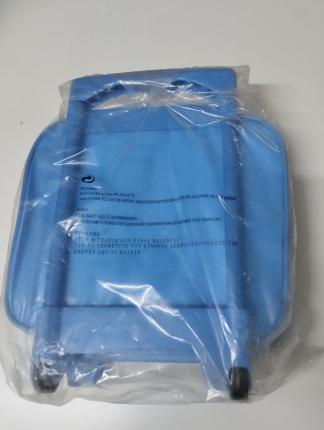 Zaino con bambino e vestiti blu