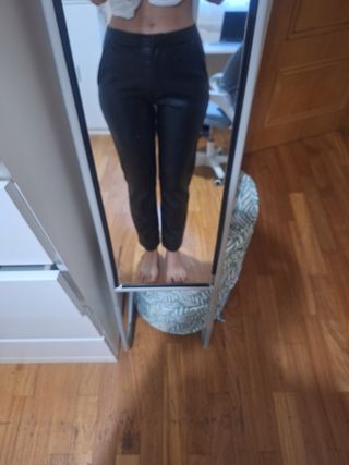 Pantalón de cuero negro