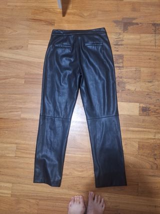 Pantalón de cuero negro