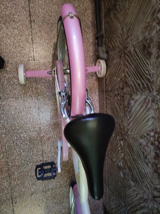 Bicicleta infantil rosa con ruedines