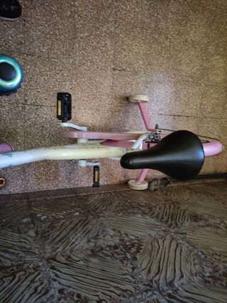 Bicicleta infantil rosa con ruedines