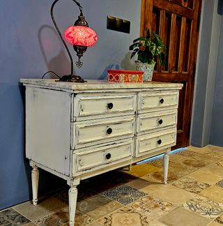 Aparador de madera restaurado con mármol