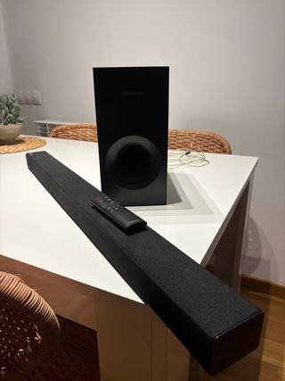 Barra de sonido Samsung con subwoofer y mando