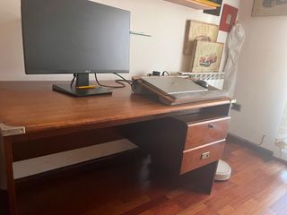 Escritorio madera con cajones y detalles metálicos