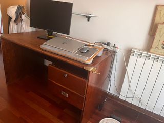 Escritorio madera con cajones y detalles metálicos