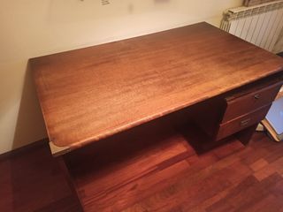 Escritorio madera con cajones y detalles metálicos