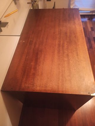 Escritorio madera con cajones y detalles metálicos