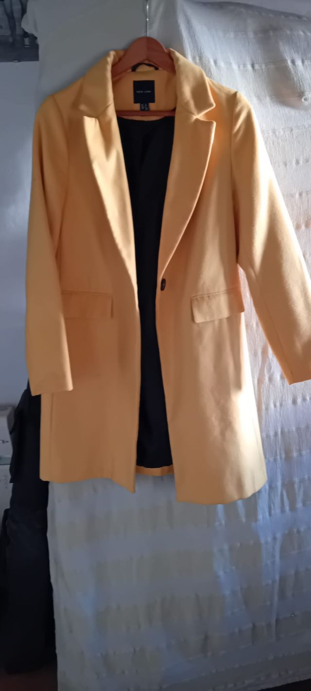 Abrigo amarillo New Look