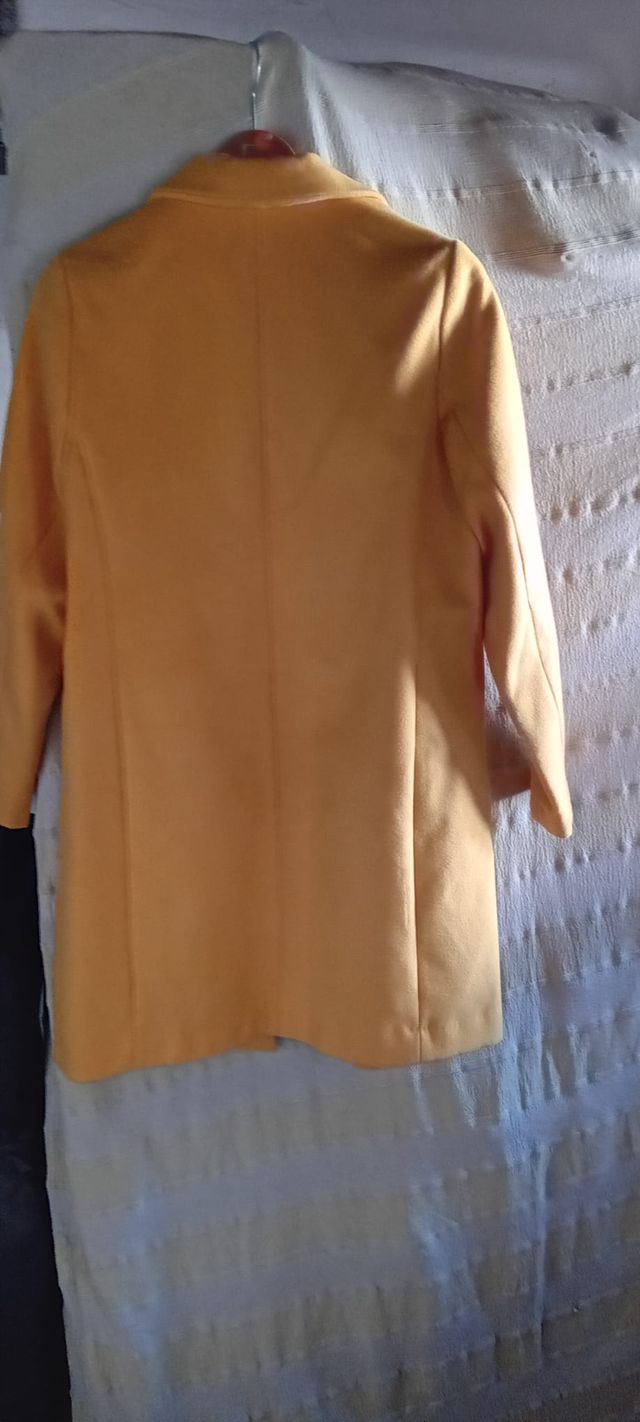 Abrigo amarillo New Look