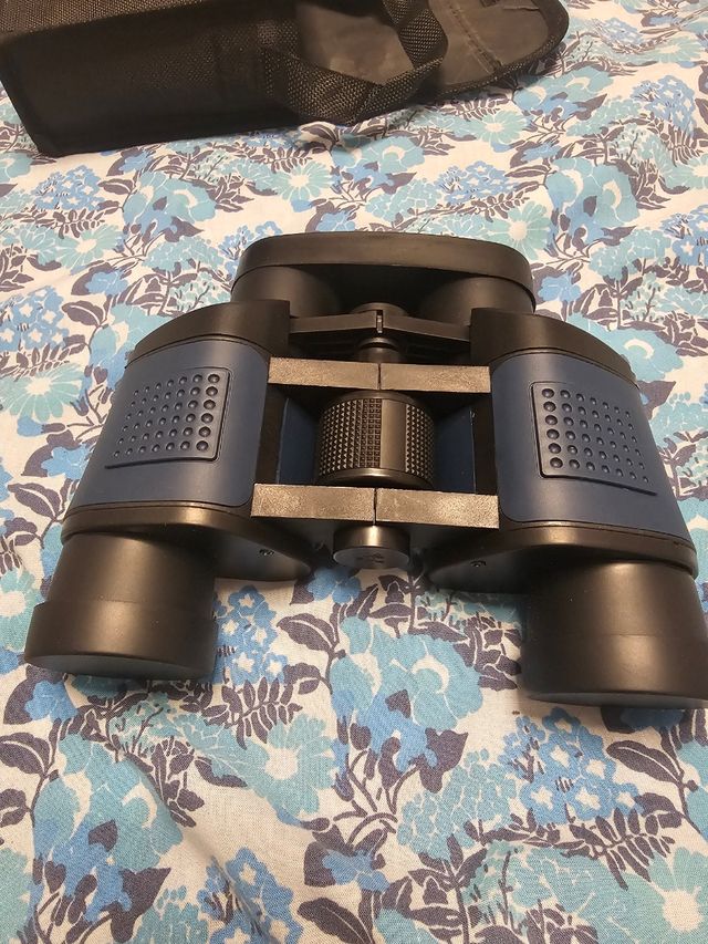 Binoculares negros y azules