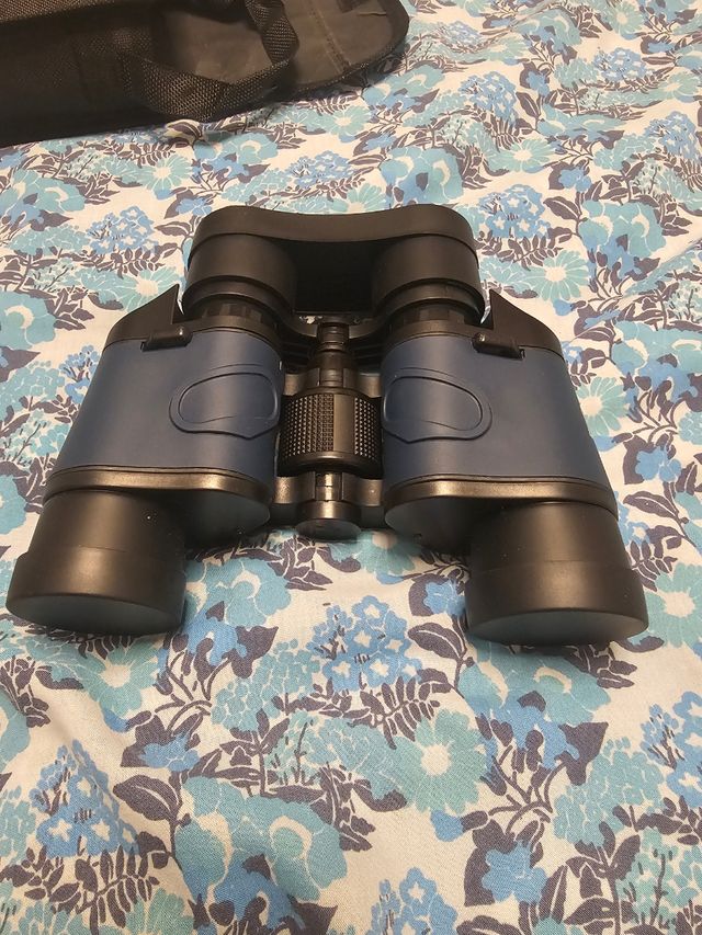 Binoculares negros y azules