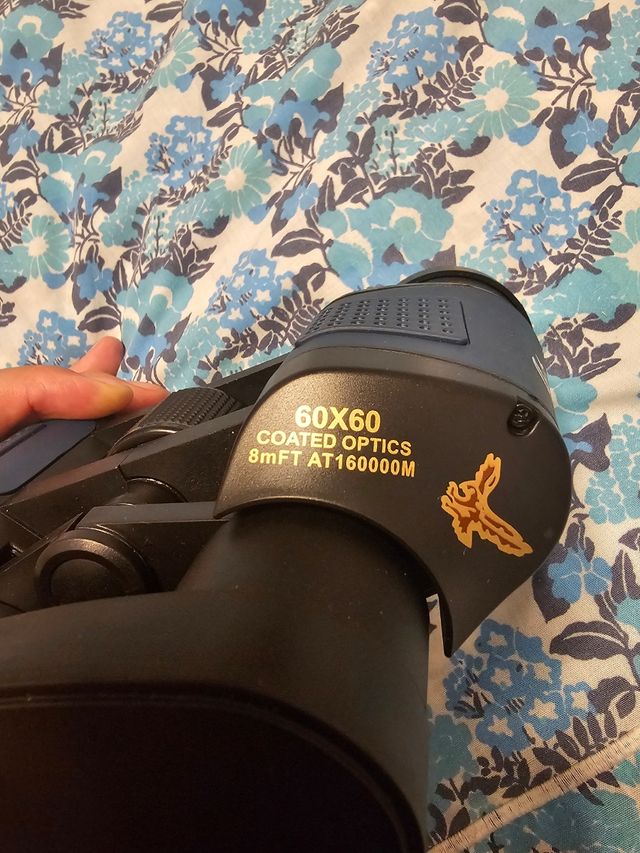 Binoculares negros y azules