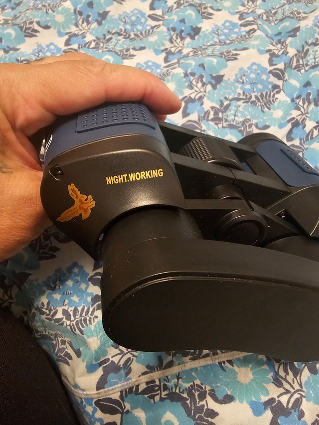 Binoculares negros y azules