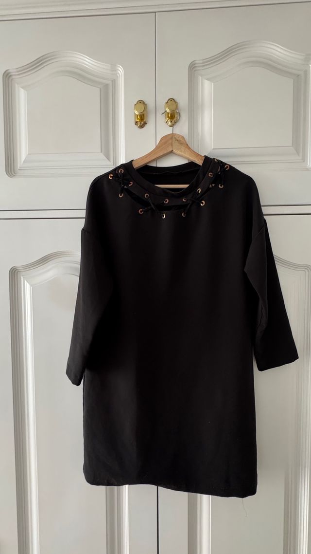 Vestido Zara negro con tachuelas