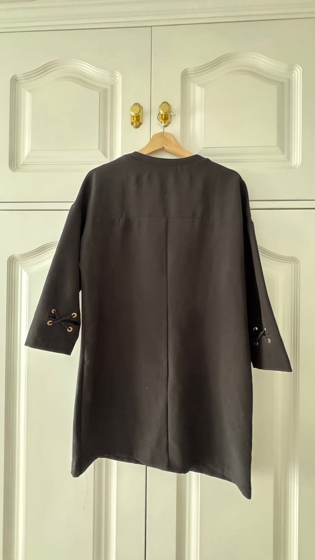 Vestido Zara negro con tachuelas