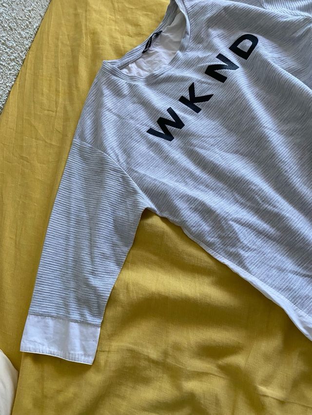 Camiseta gris y blanca WKND