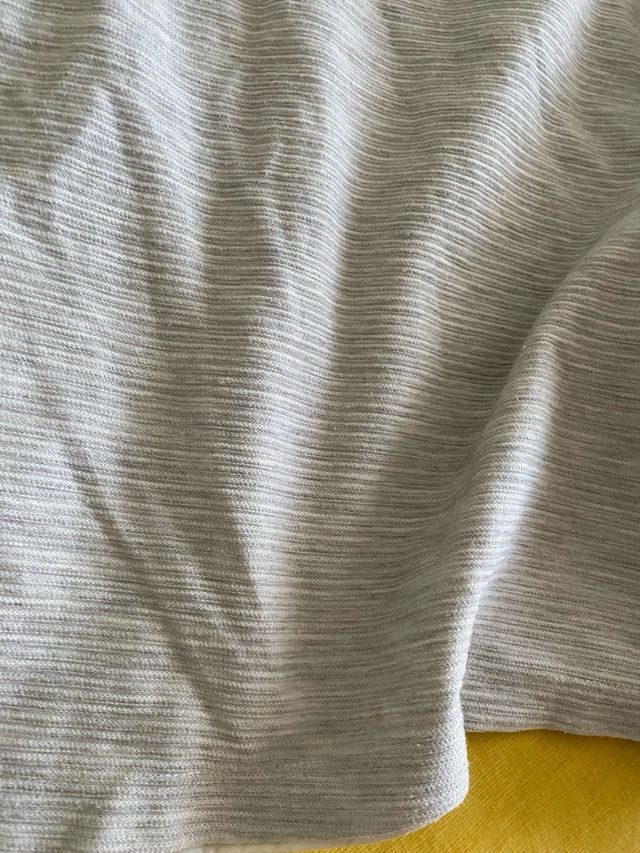 Camiseta gris y blanca WKND