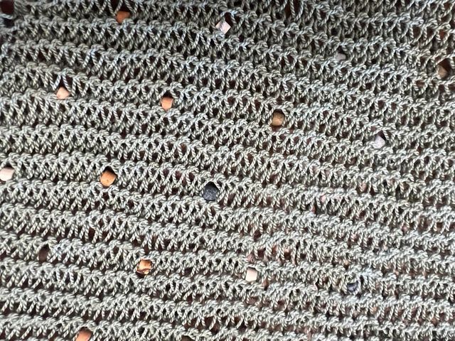 Chal tejido con pedrería