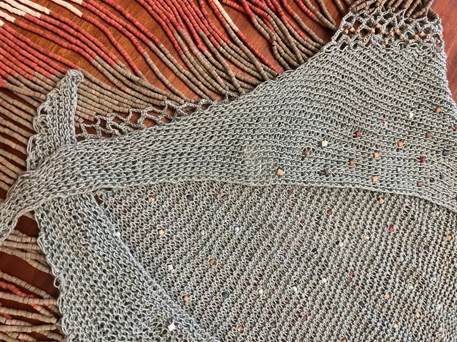 Chal tejido con pedrería