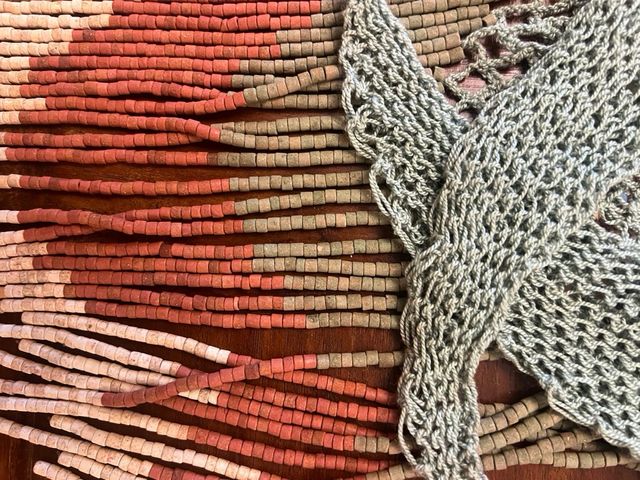 Chal tejido con pedrería