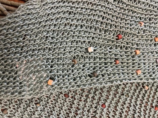 Chal tejido con pedrería