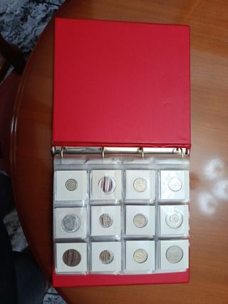 Álbum de monedas con monedas