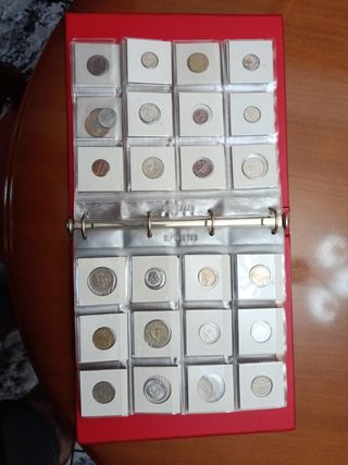Álbum de monedas con monedas