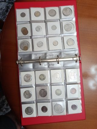 Álbum de monedas con monedas