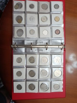 Álbum de monedas con monedas