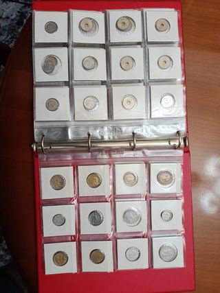 Álbum de monedas con monedas