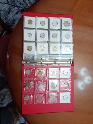 Álbum de monedas con monedas