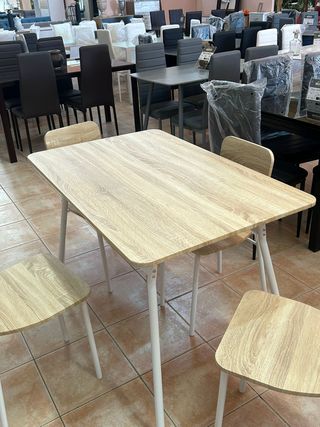 Mesa y 4 Sillas Comedor Madera - Nueva 