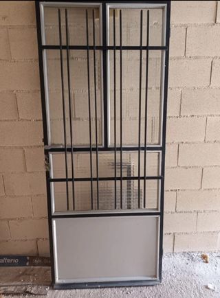 Puerta de entrada con rejas