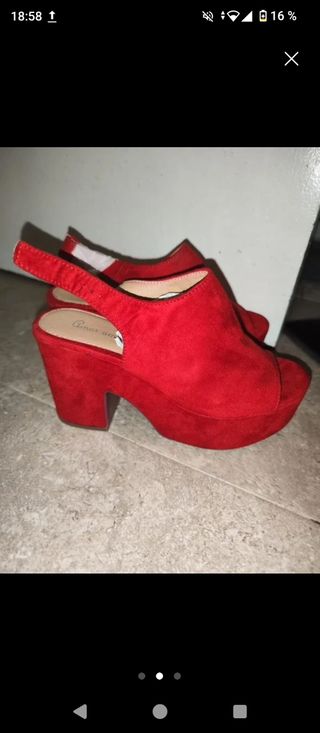 Zapatos de tacón rojos de plataforma