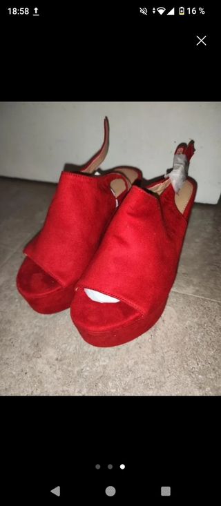 Zapatos de tacón rojos de plataforma