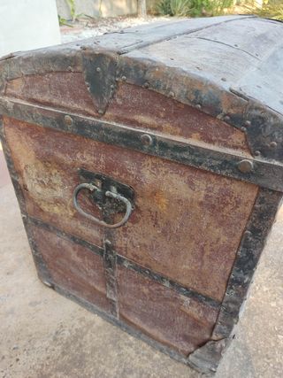 Baúl antiguo vintage madera y metal