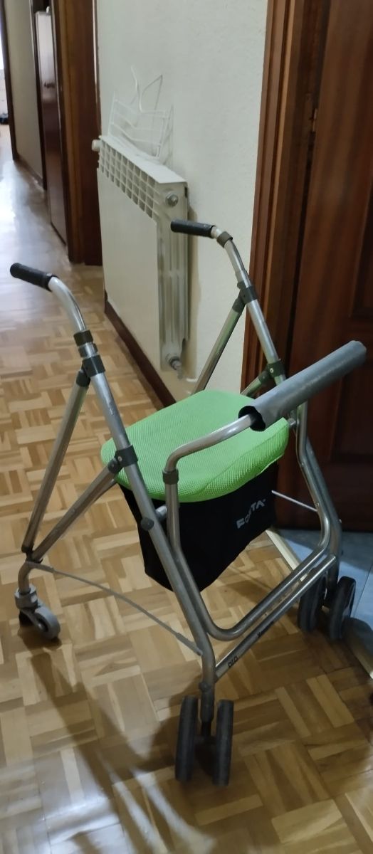 Andador con asiento y ruedas