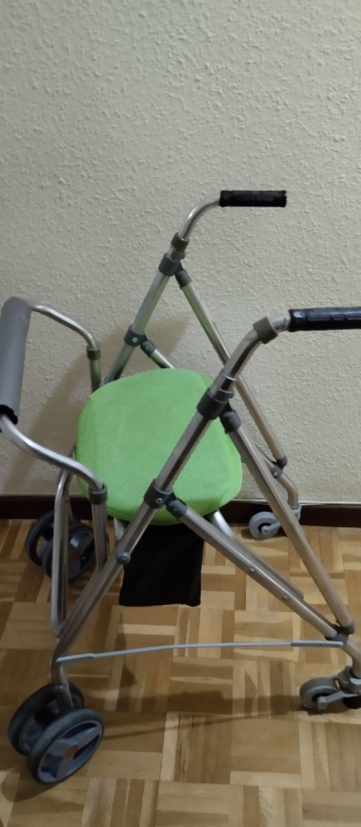 Andador con asiento y ruedas